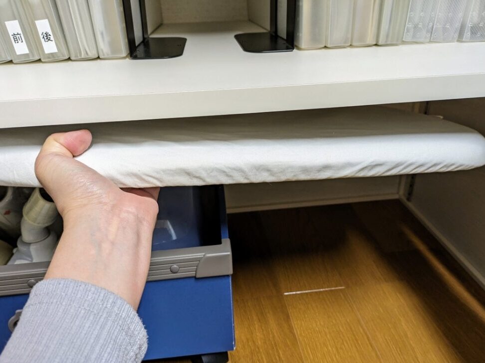 e382a2e382a4e383ade383b3e58fb0e58f8ee7b48de382a2e382a4e38387e382a2e381aee4b880e8a6a7e381a8e6b4bbe794a8e6b395 アイロン台収納アイデアの一覧と活用法