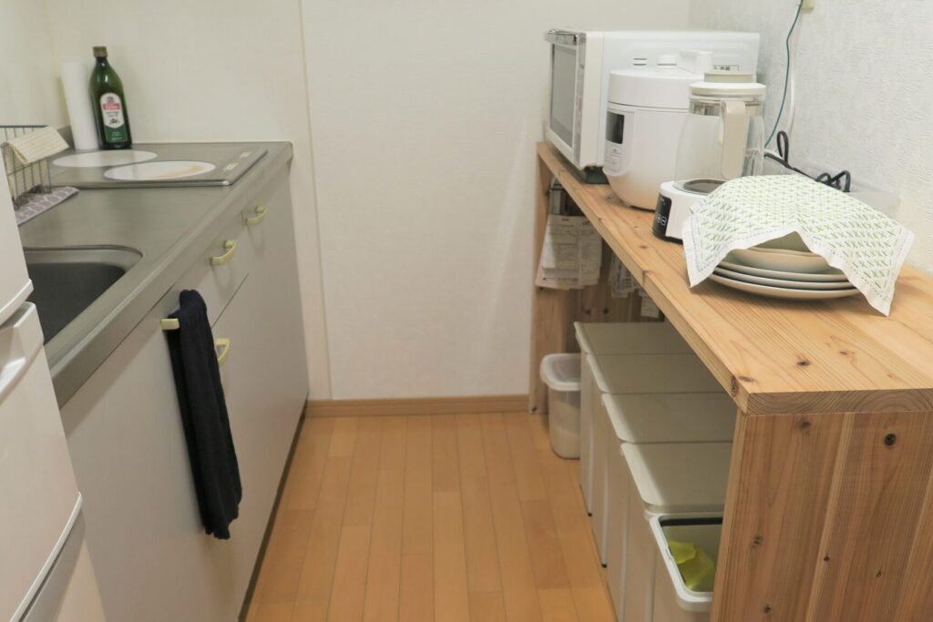 e382ade38383e38381e383b3e381aee382b4e3839fe7aeb1e7bdaee3818de5a0b4e382a2e382a4e38387e382a210e981b8e38090e695b4e79086e695b4e9a093e38091 キッチンのゴミ箱置き場アイデア10選【整理整頓】