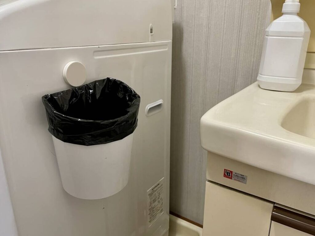 e382b4e3839fe7aeb1e381aee5a381e68e9be38191e382a2e382a4e38387e382a2e4b880e8a6a7e381a8e8a8ade7bdaee696b9e6b395 ゴミ箱の壁掛けアイデア一覧と設置方法